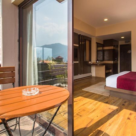 Hotel Queens Park Pokhara Exteriör bild