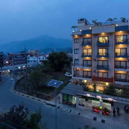 Hotel Queens Park Pokhara Exteriör bild