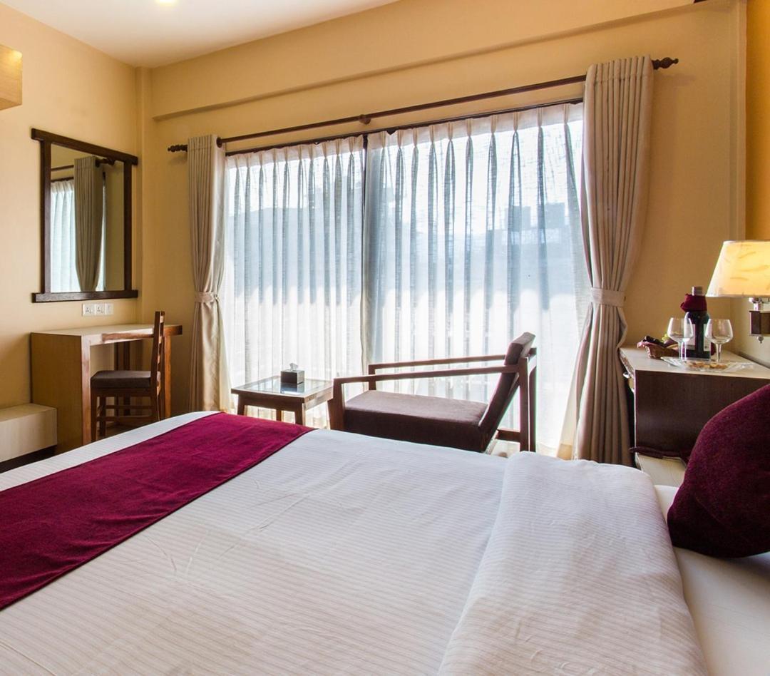 Hotel Queens Park Pokhara Exteriör bild