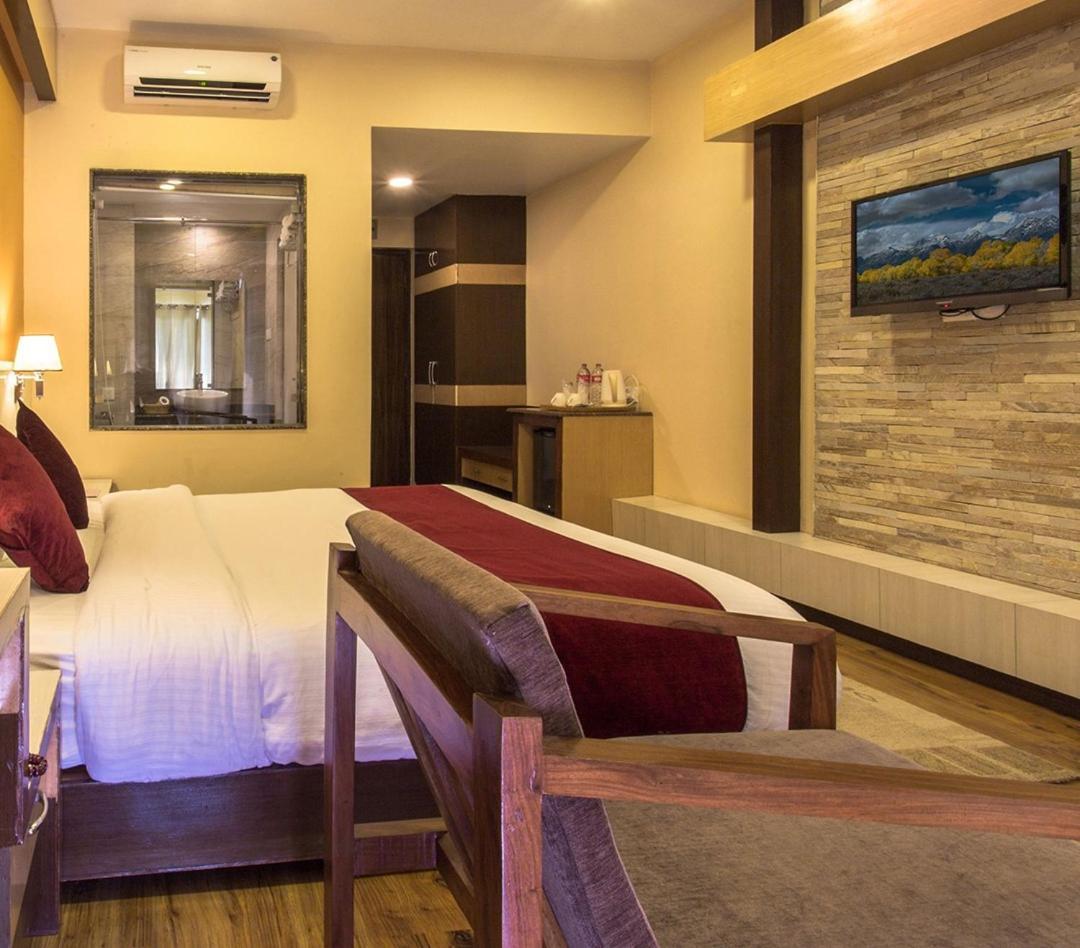 Hotel Queens Park Pokhara Exteriör bild