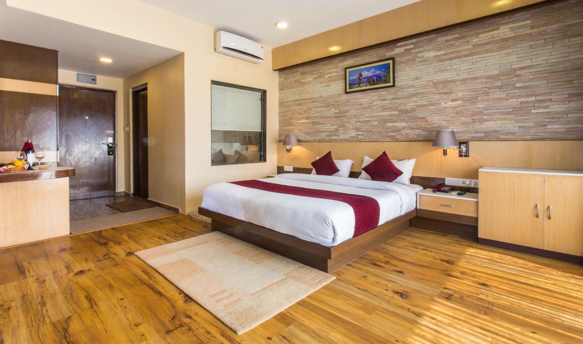 Hotel Queens Park Pokhara Exteriör bild
