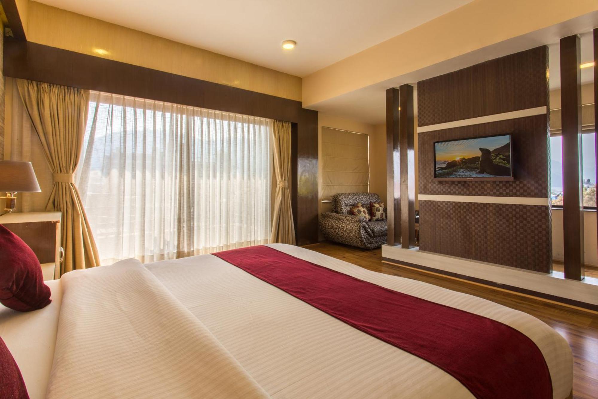 Hotel Queens Park Pokhara Exteriör bild