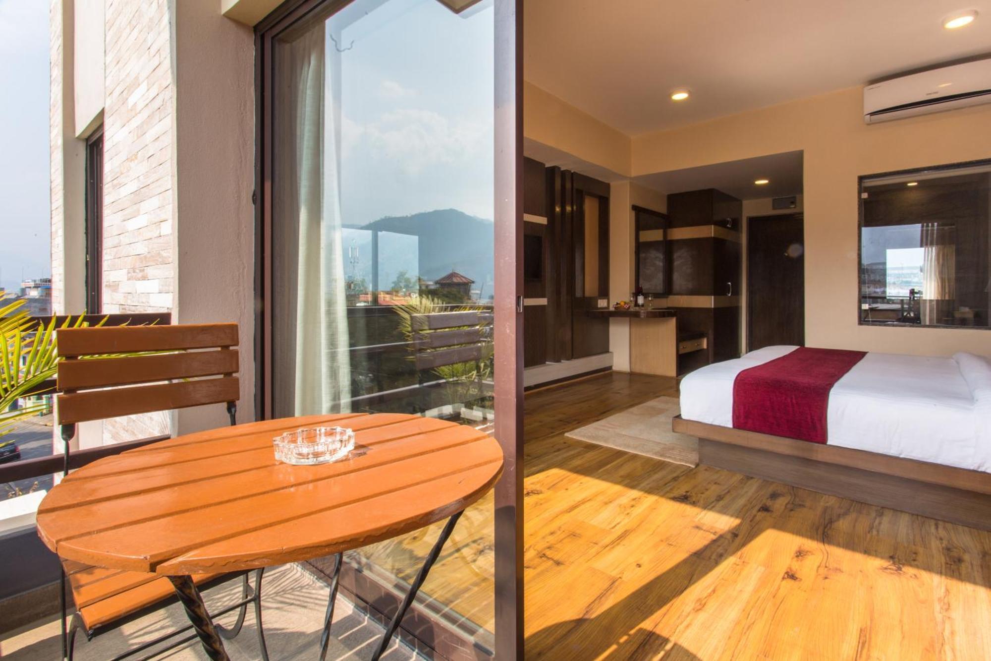 Hotel Queens Park Pokhara Exteriör bild