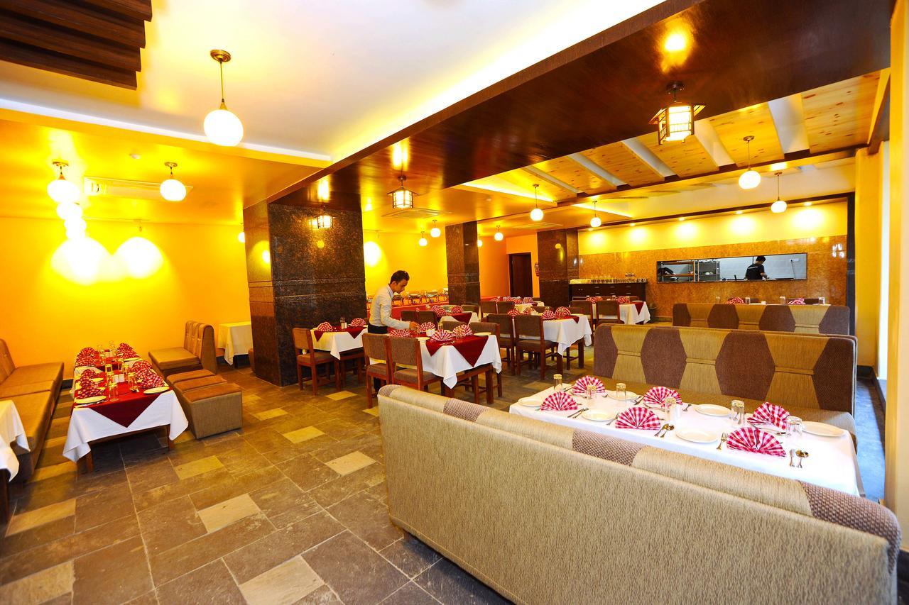 Hotel Queens Park Pokhara Exteriör bild