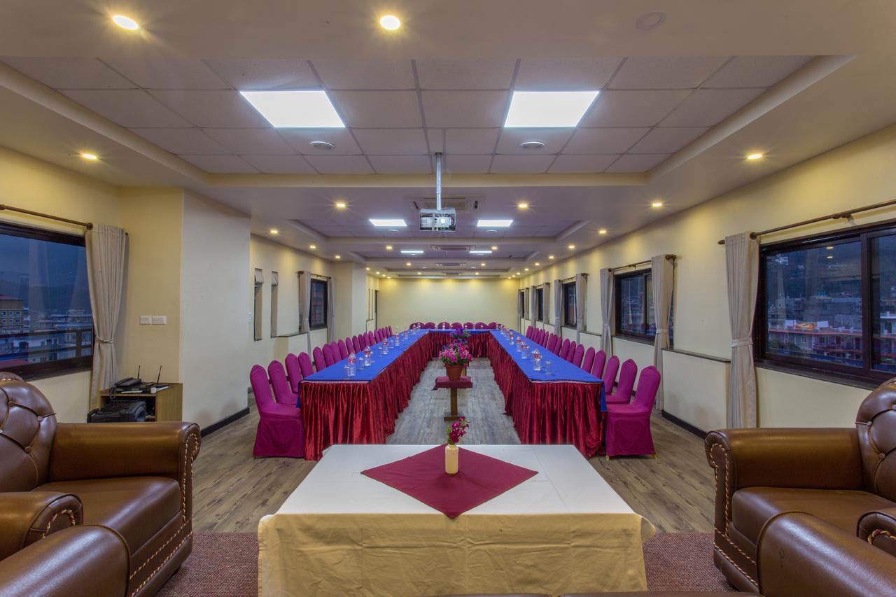 Hotel Queens Park Pokhara Exteriör bild