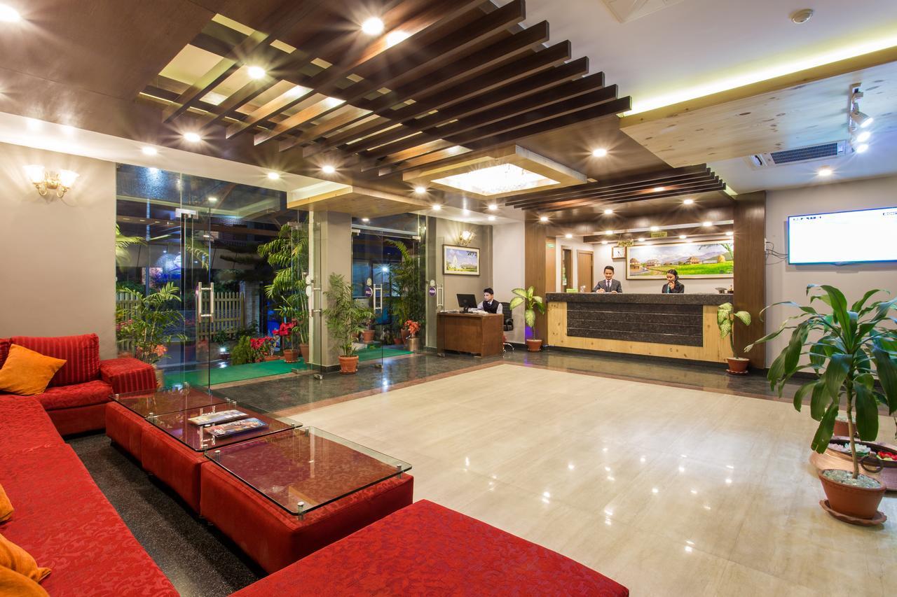 Hotel Queens Park Pokhara Exteriör bild