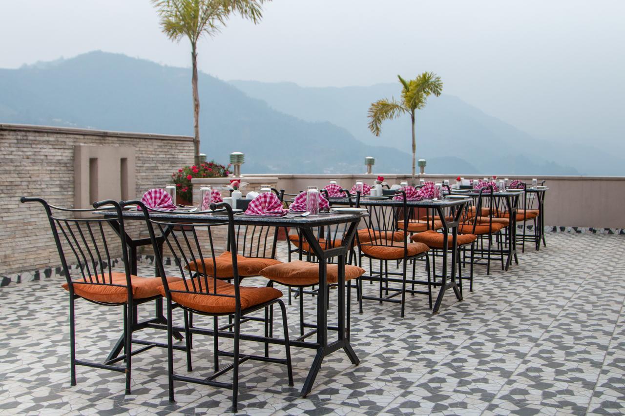 Hotel Queens Park Pokhara Exteriör bild