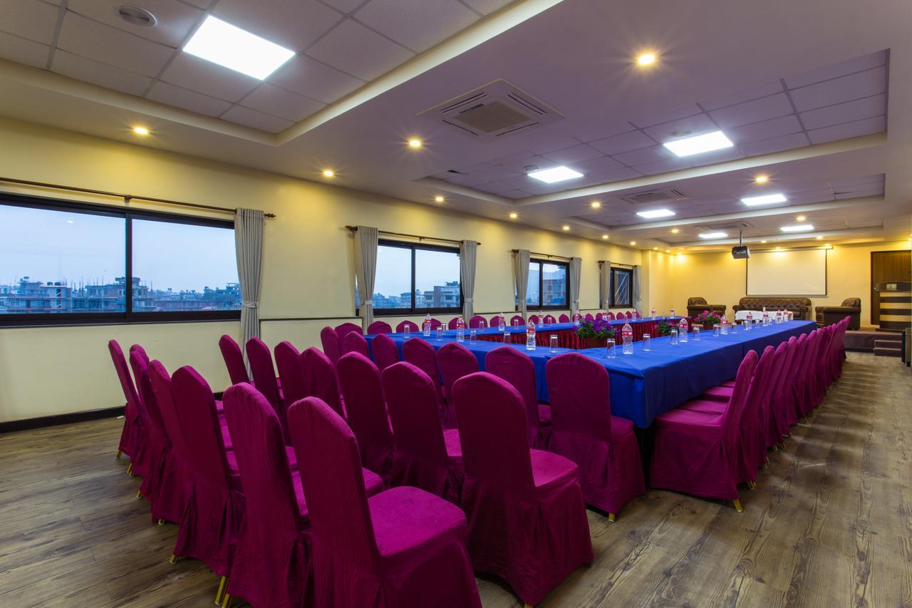 Hotel Queens Park Pokhara Exteriör bild