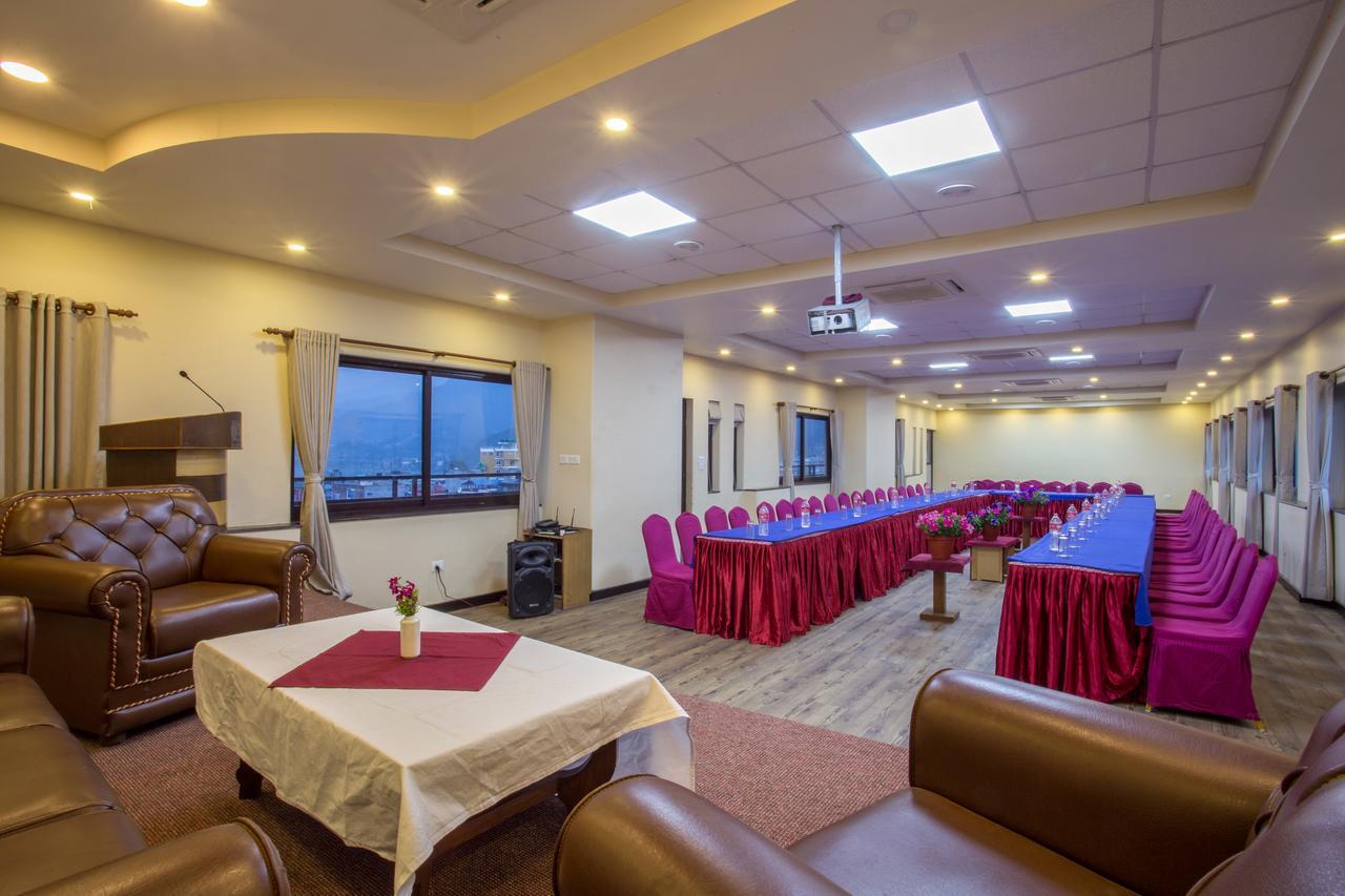 Hotel Queens Park Pokhara Exteriör bild