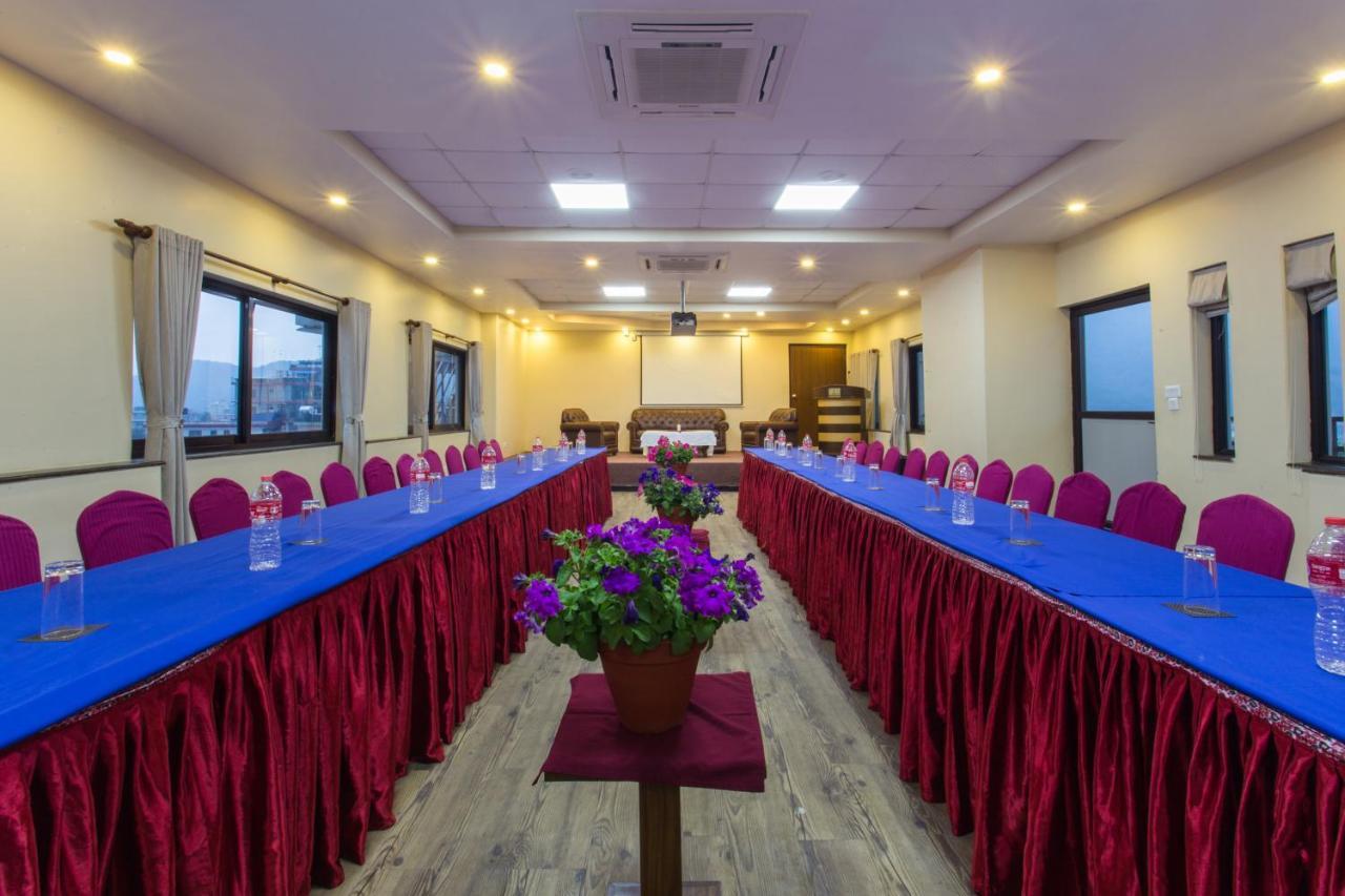 Hotel Queens Park Pokhara Exteriör bild