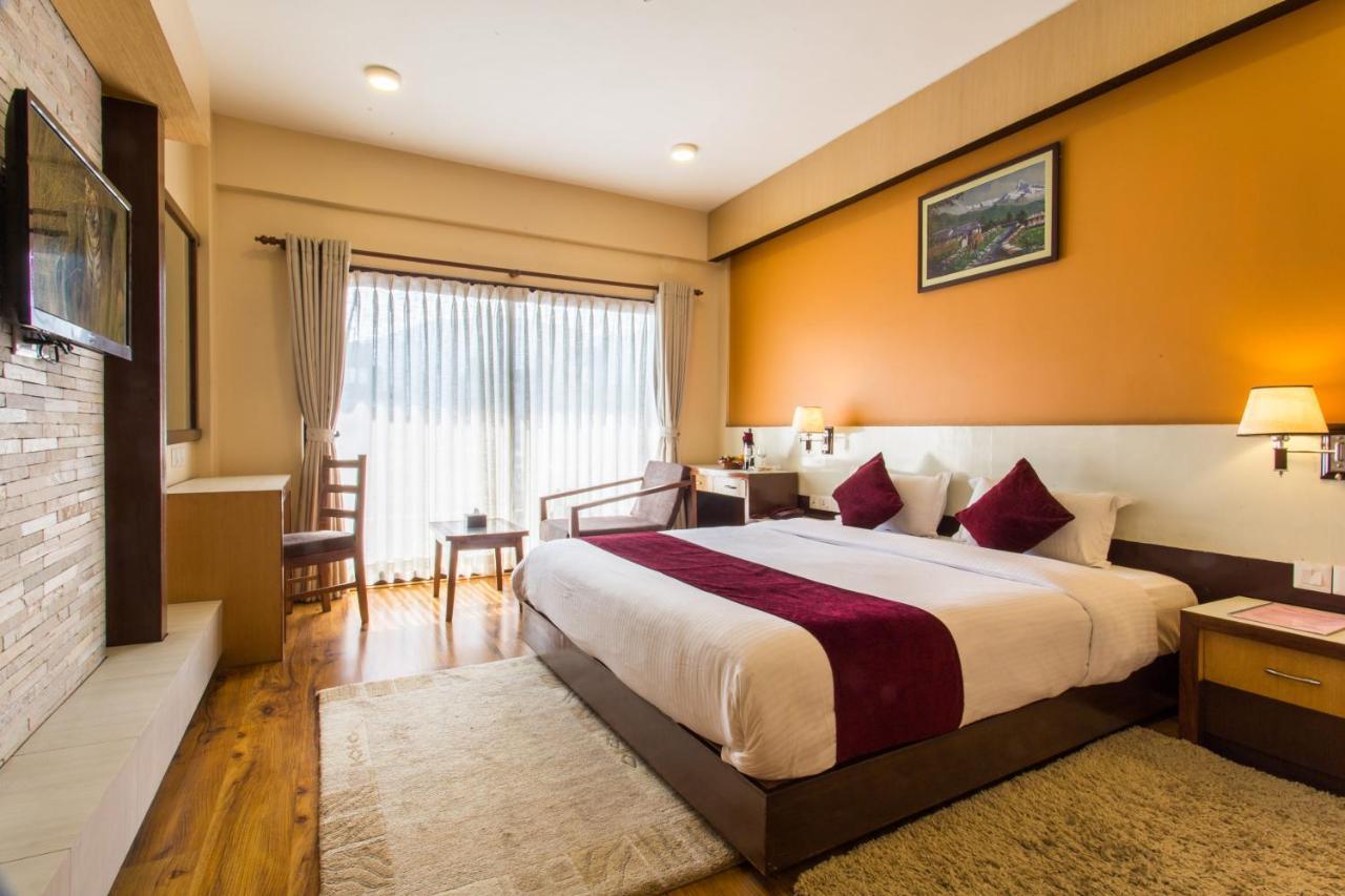 Hotel Queens Park Pokhara Exteriör bild
