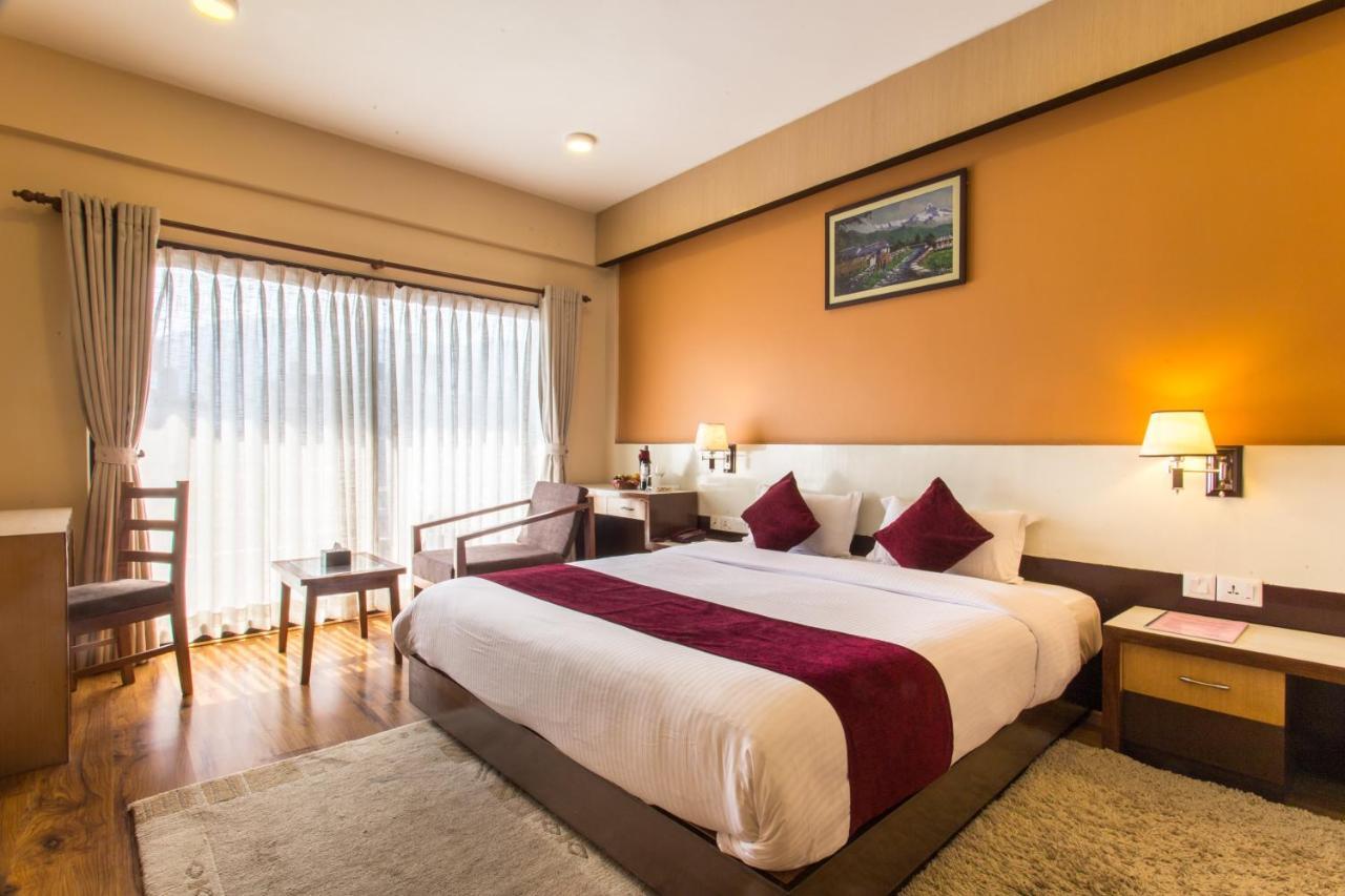 Hotel Queens Park Pokhara Exteriör bild