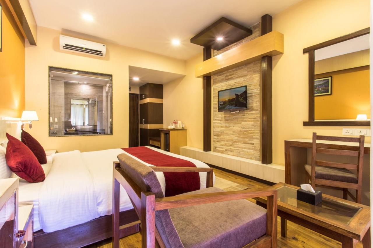 Hotel Queens Park Pokhara Exteriör bild