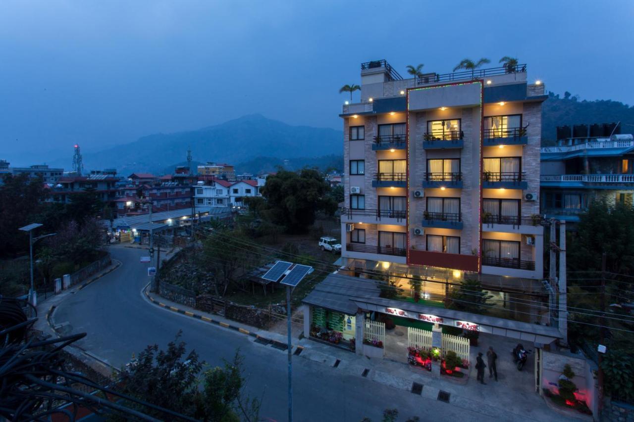 Hotel Queens Park Pokhara Exteriör bild