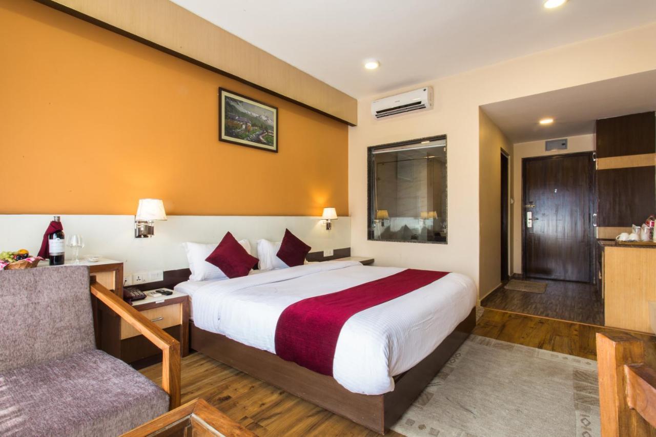 Hotel Queens Park Pokhara Exteriör bild