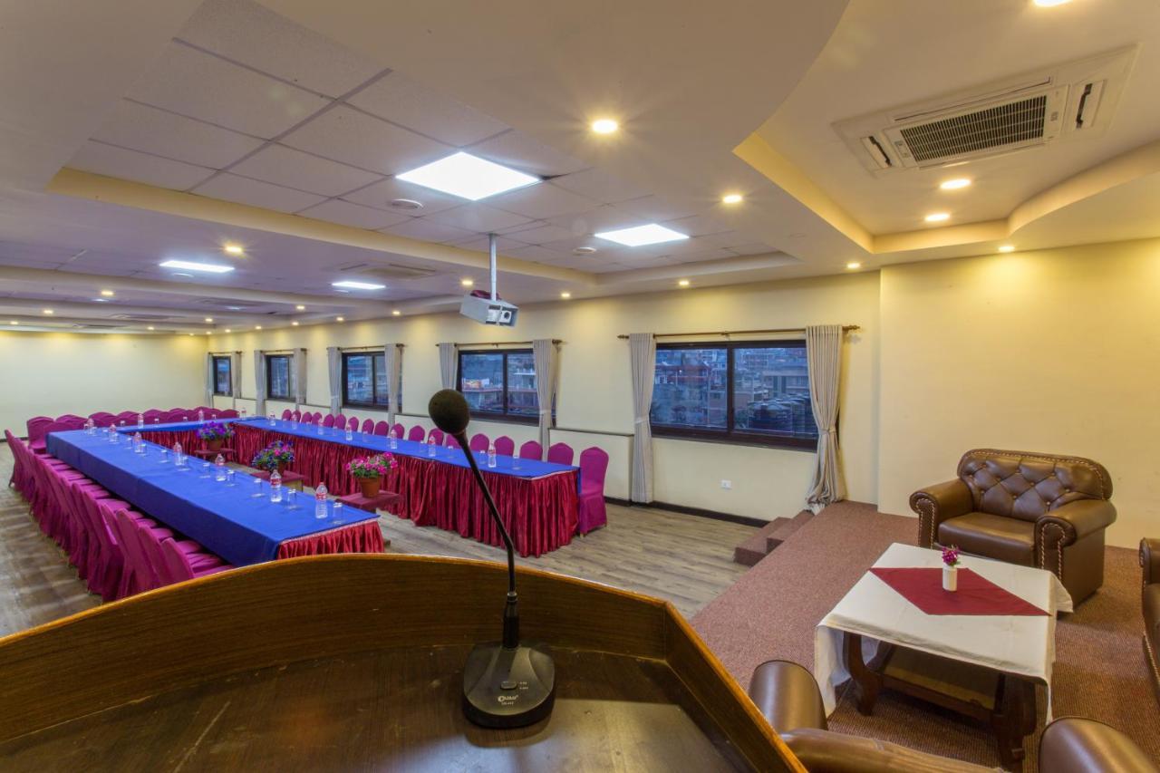 Hotel Queens Park Pokhara Exteriör bild