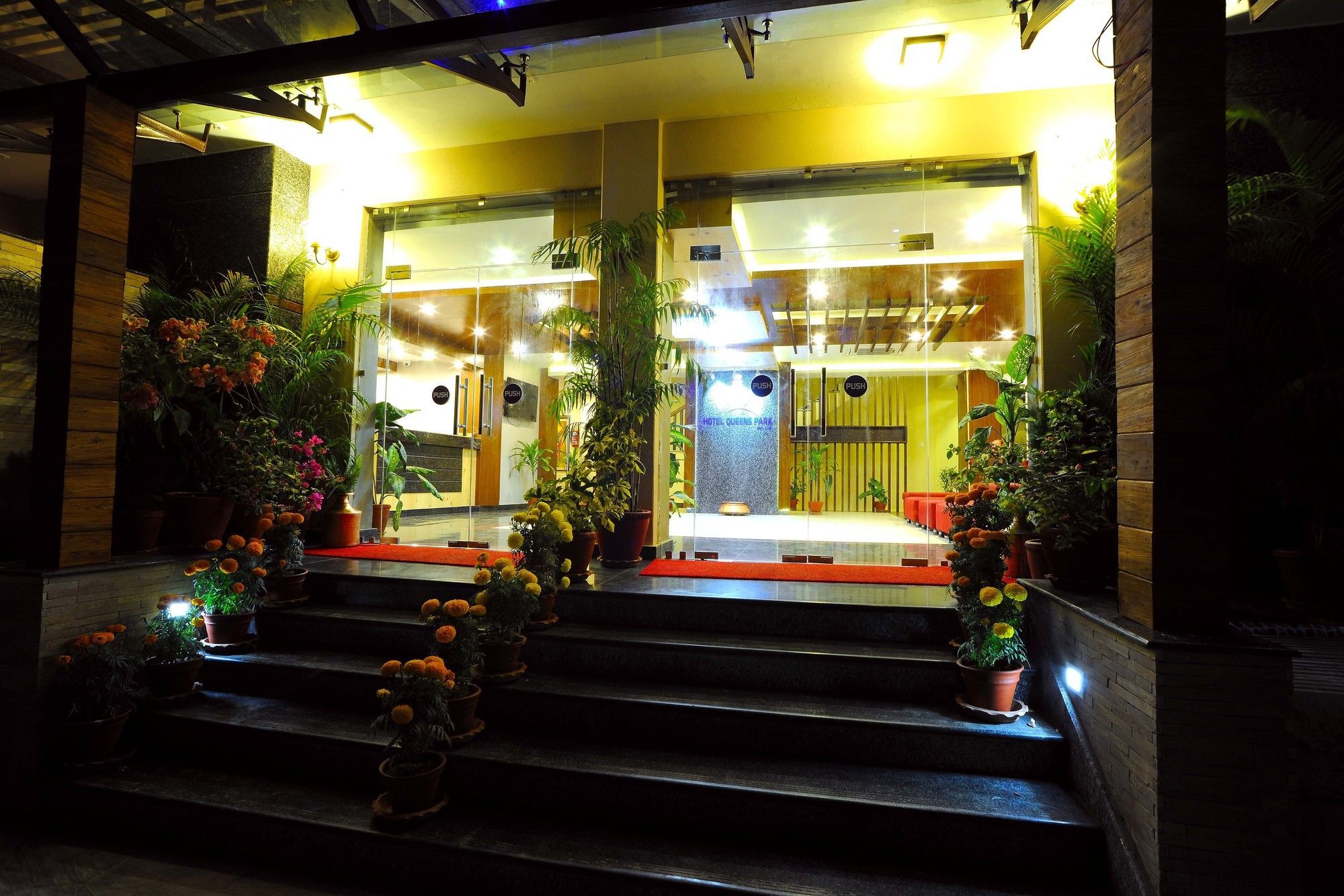 Hotel Queens Park Pokhara Exteriör bild