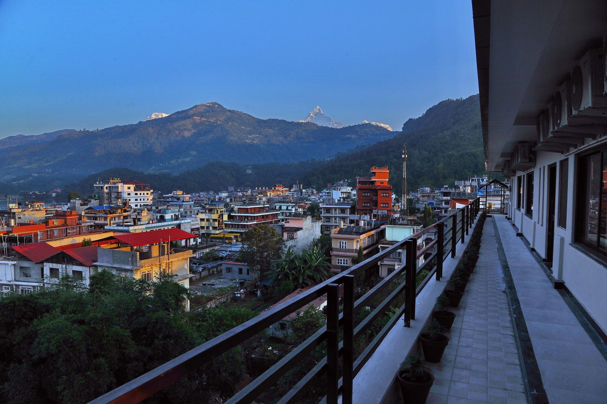 Hotel Queens Park Pokhara Exteriör bild