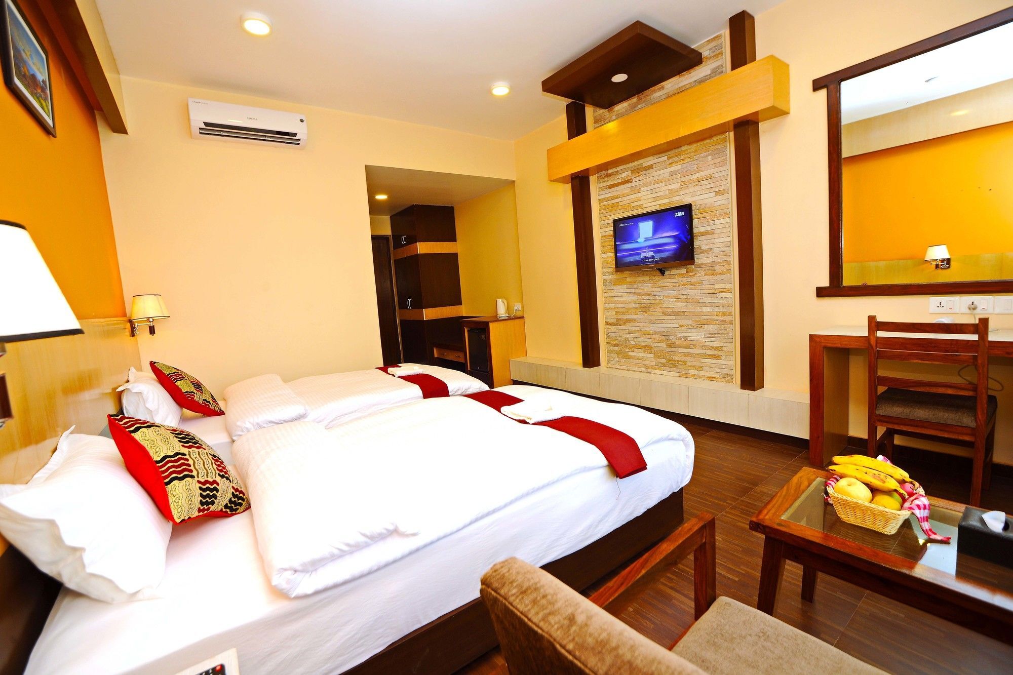 Hotel Queens Park Pokhara Exteriör bild