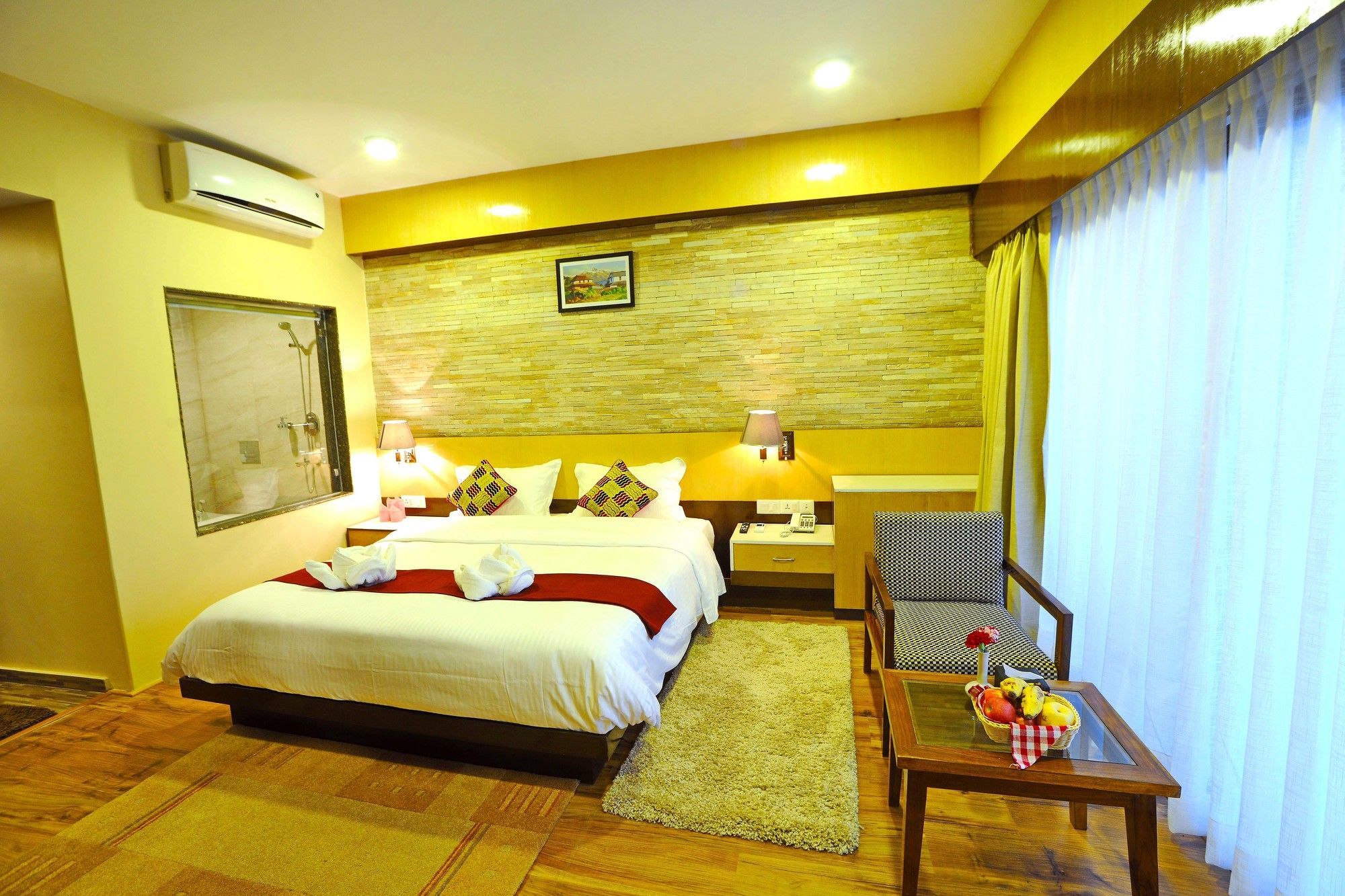 Hotel Queens Park Pokhara Exteriör bild