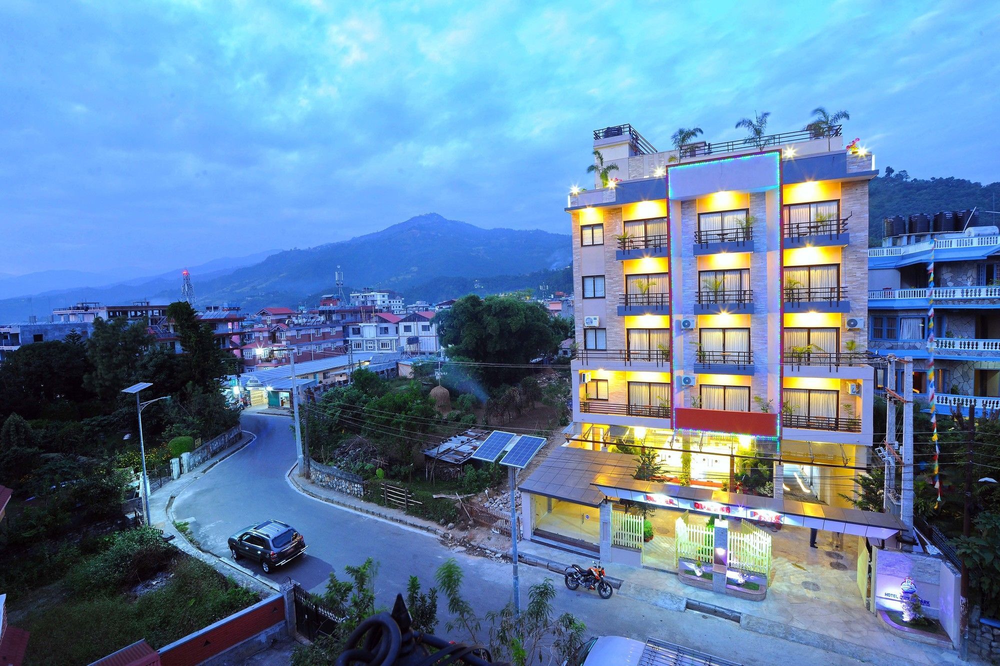 Hotel Queens Park Pokhara Exteriör bild
