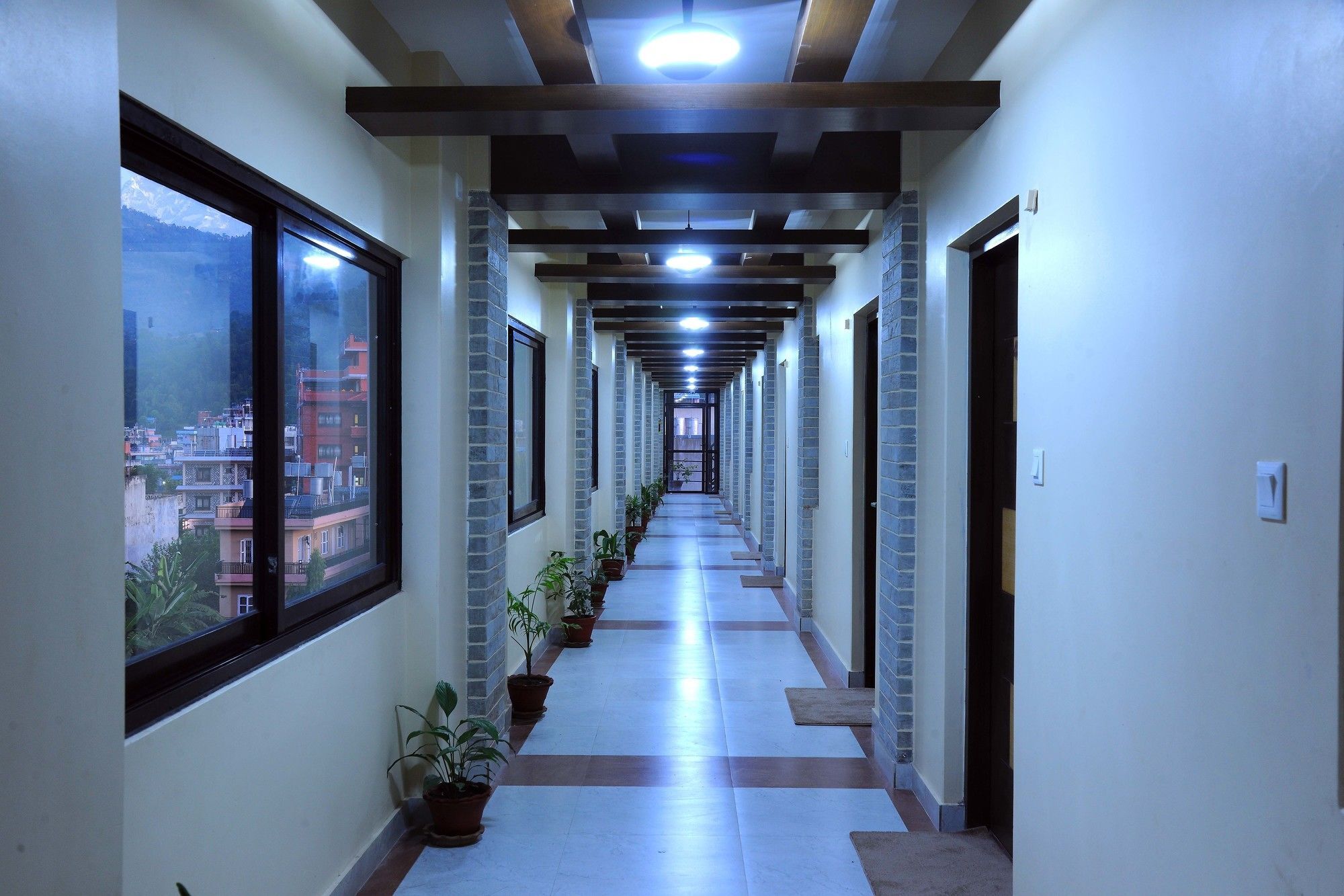 Hotel Queens Park Pokhara Exteriör bild