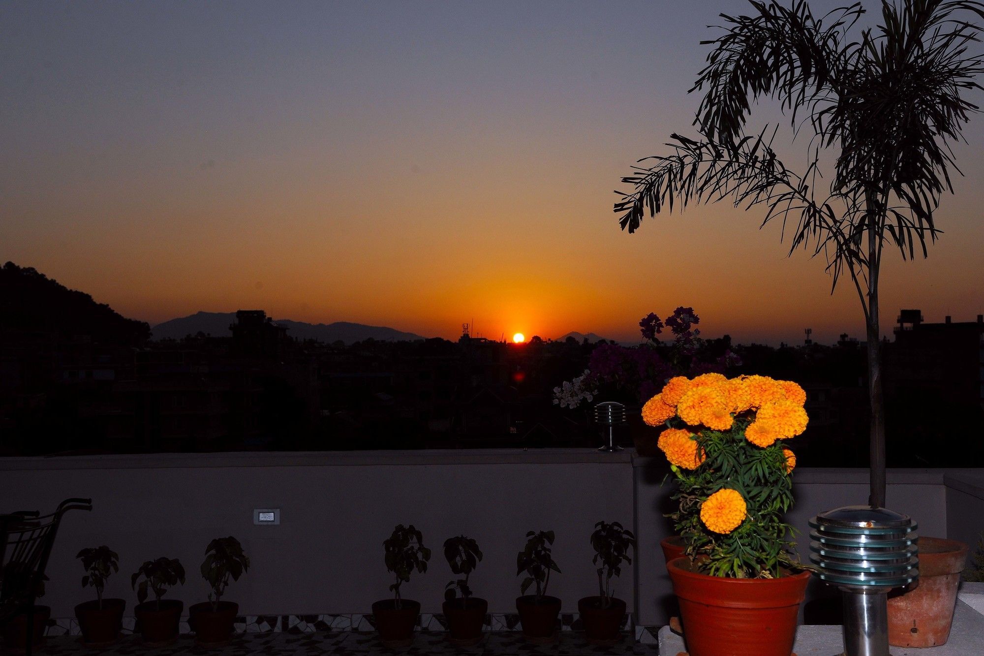 Hotel Queens Park Pokhara Exteriör bild
