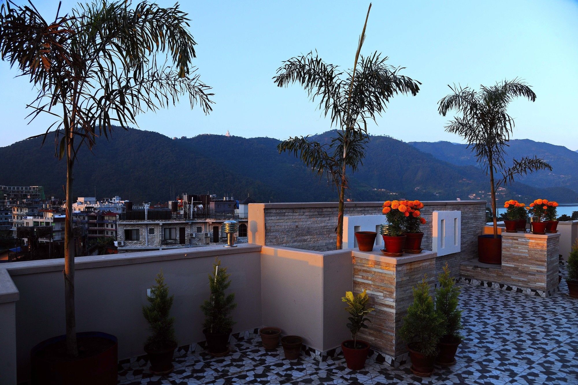 Hotel Queens Park Pokhara Exteriör bild