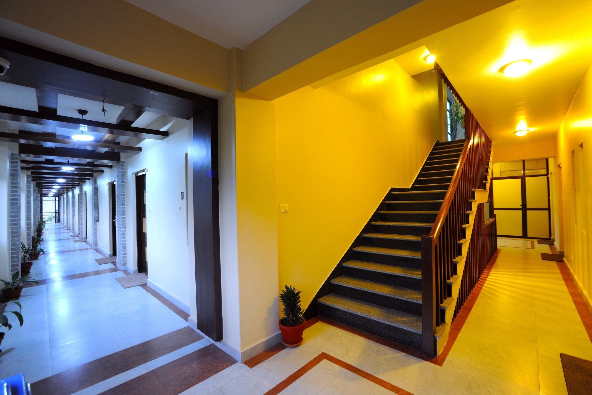 Hotel Queens Park Pokhara Exteriör bild