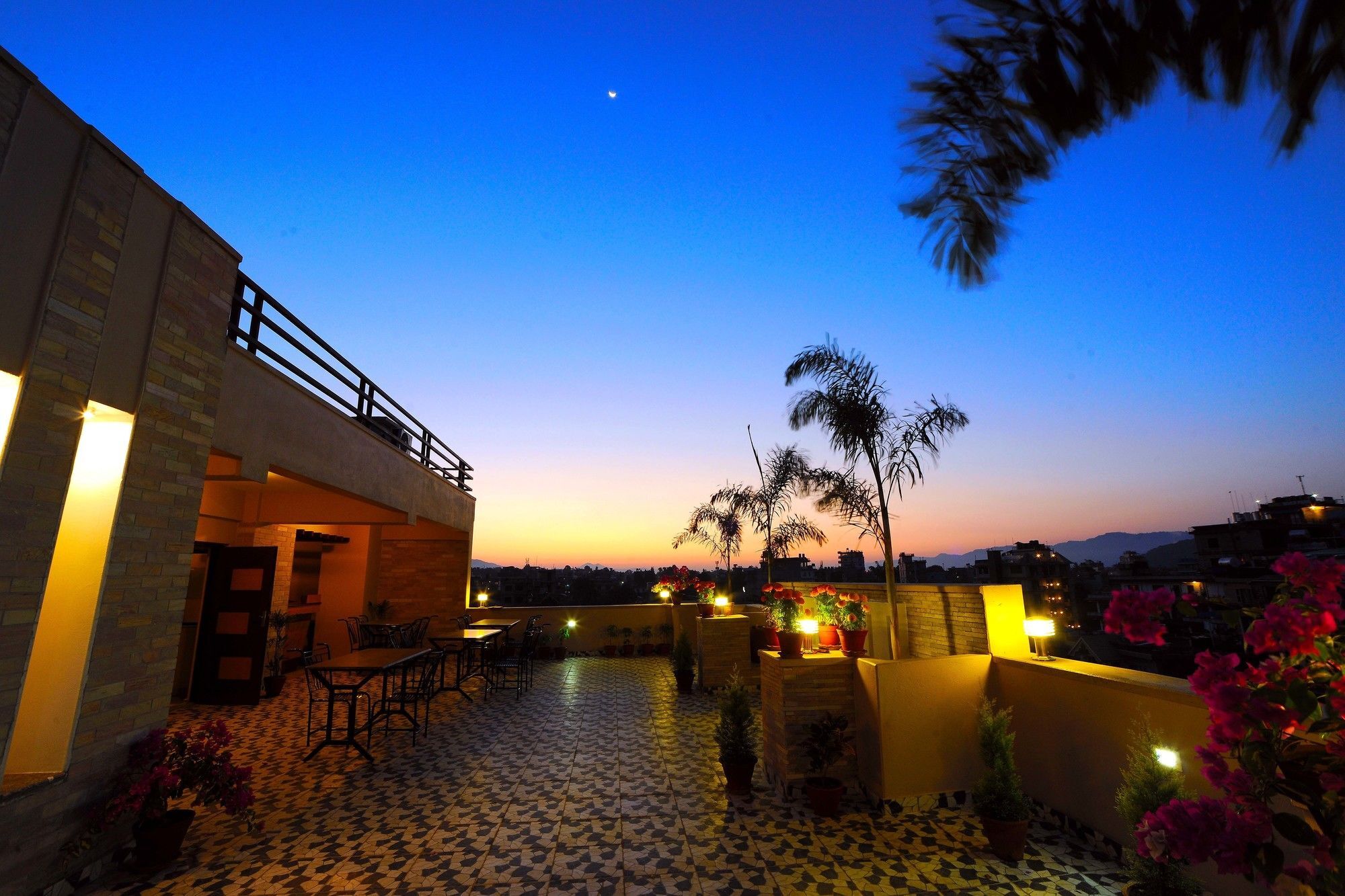 Hotel Queens Park Pokhara Exteriör bild