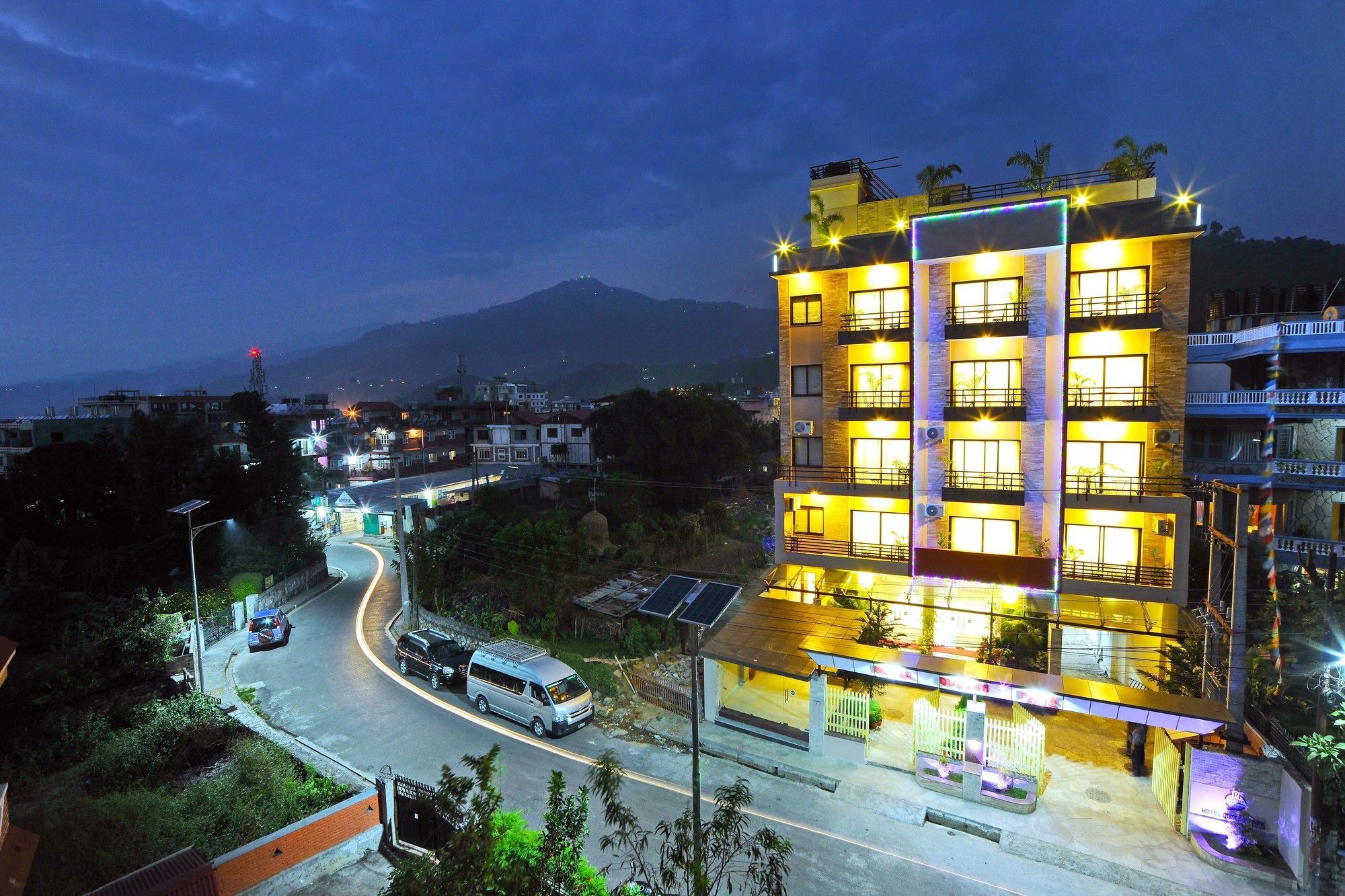 Hotel Queens Park Pokhara Exteriör bild