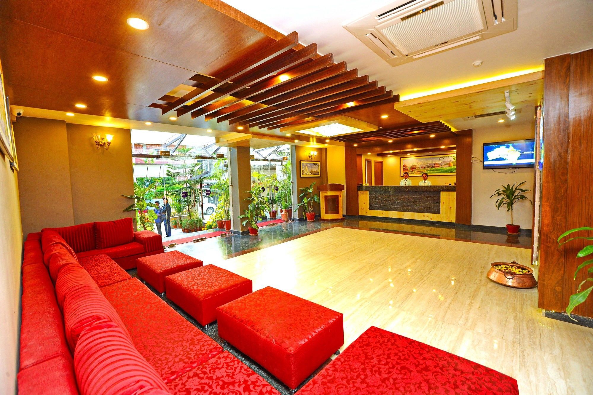 Hotel Queens Park Pokhara Exteriör bild