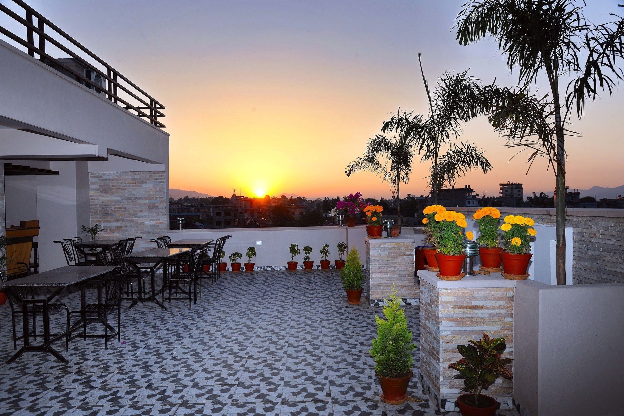 Hotel Queens Park Pokhara Exteriör bild